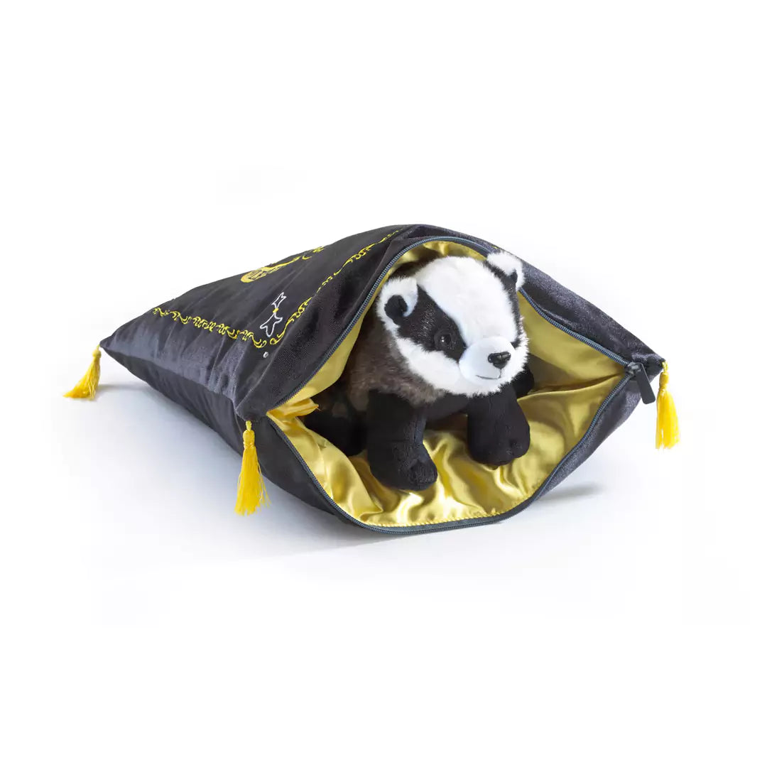 Peluche et coussin de la maison Poufsouffle