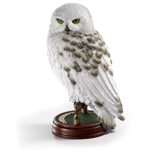 Sculpture de Hedwige en résine peinte à la main, présentée dans une boîte colorée