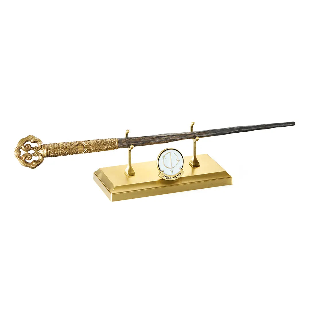 Baguette officielle Harry Potter Celebration 2026 Alohomora en édition limitée avec son socle et son pin's collector.