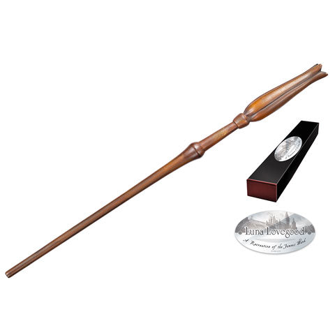 Réplique officielle de la baguette de Luna Lovegood – 34 cm en résine, manche tulipe, avec boîte de collection et plaque nominative.