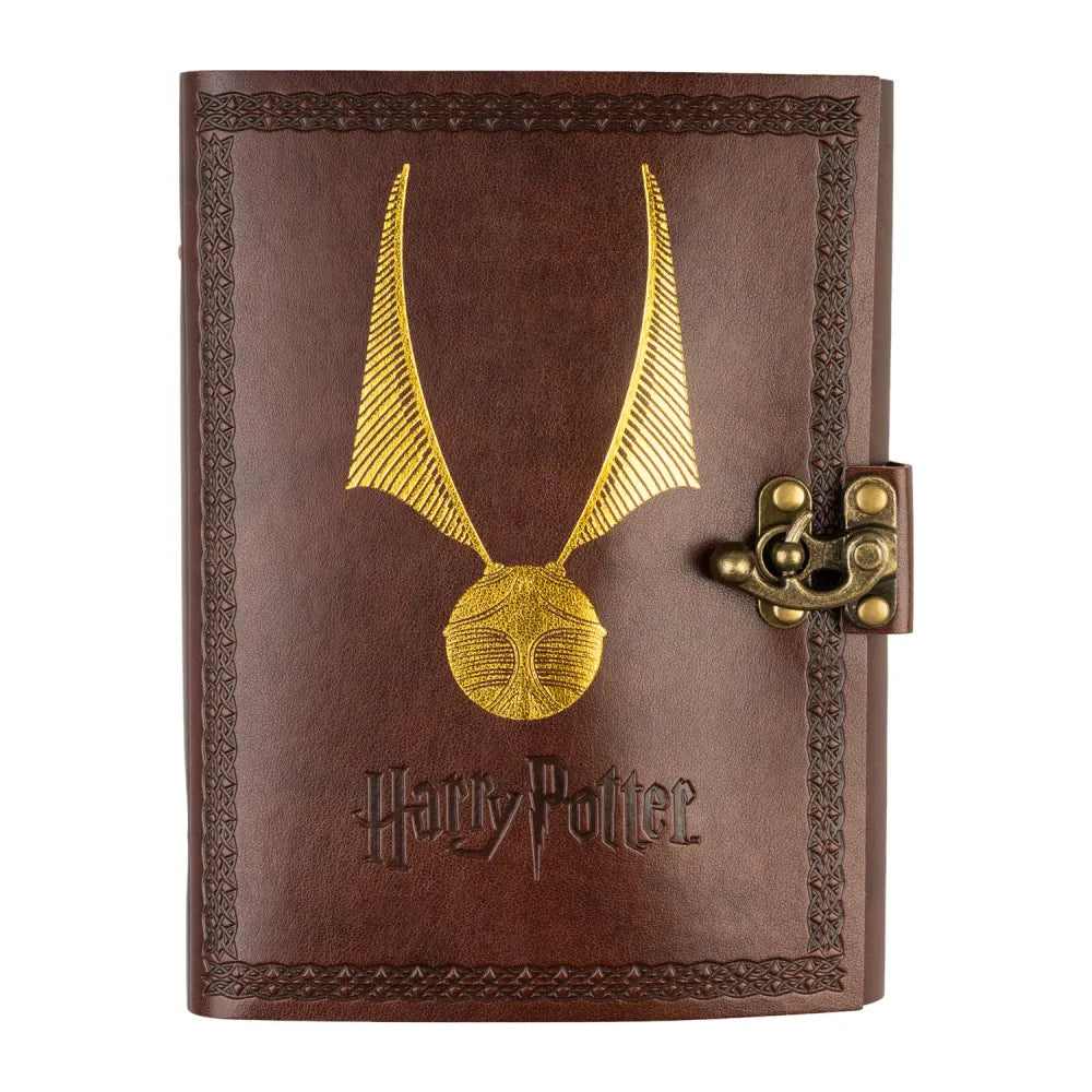 Carnet Harry Potter Vif d’Or en cuir vegan marron avec embossage doré et fermeture latérale style grimoire magique.