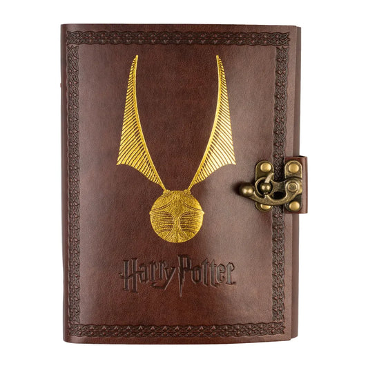 Carnet Harry Potter Vif d’Or en cuir vegan marron avec embossage doré et fermeture latérale style grimoire magique.