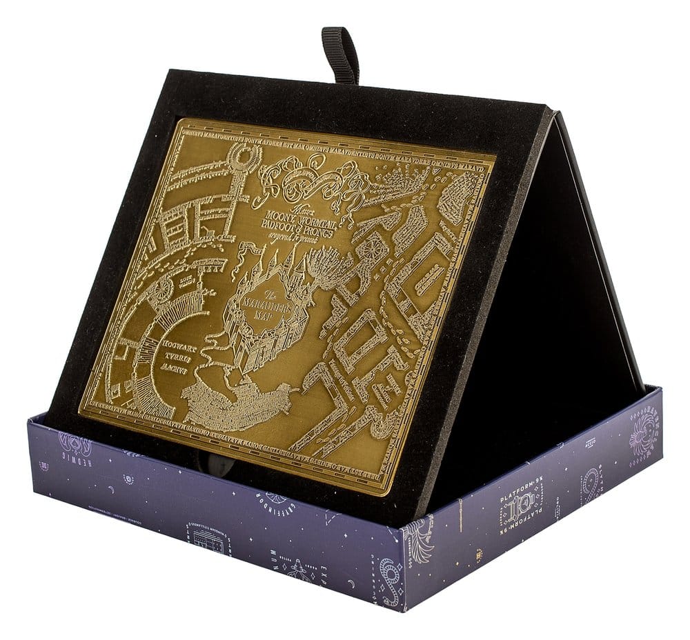 Carte du Maraudeur Harry Potter en métal doré embossé, présentée sur son support noir, avec détails de Poudlard et traces de pas en relief.