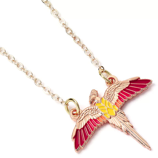 Collier Fumseck Harry Potter en métal doré rosé représentant le phénix de Dumbledore aux ailes déployées.