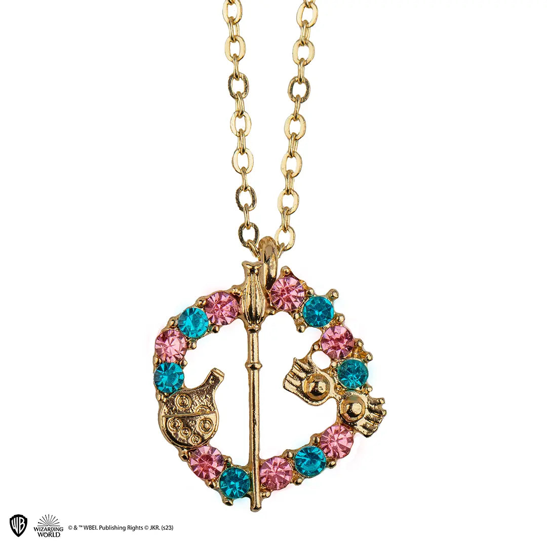 Collier Luna Lovegood Harry Potter avec pendentif doré, strass roses et bleus, baguette, Lorgnospectres et fiole de potion.