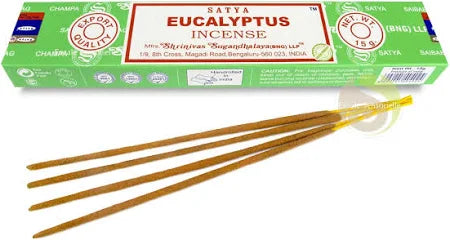 Boîte d’encens Satya Eucalyptus 15g, bâtonnets parfumés aux senteurs fraîches et herbacées, idéals pour purifier et revitaliser l’atmosphère.