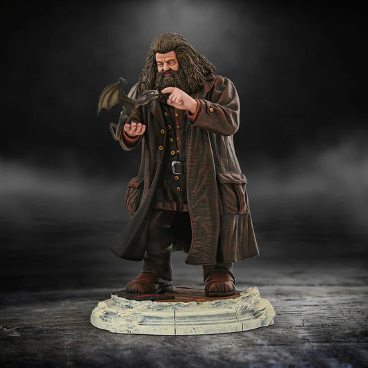 Figurine Hagrid tenant Norbert le dragon – collection Harry Potter – peinte à la main
