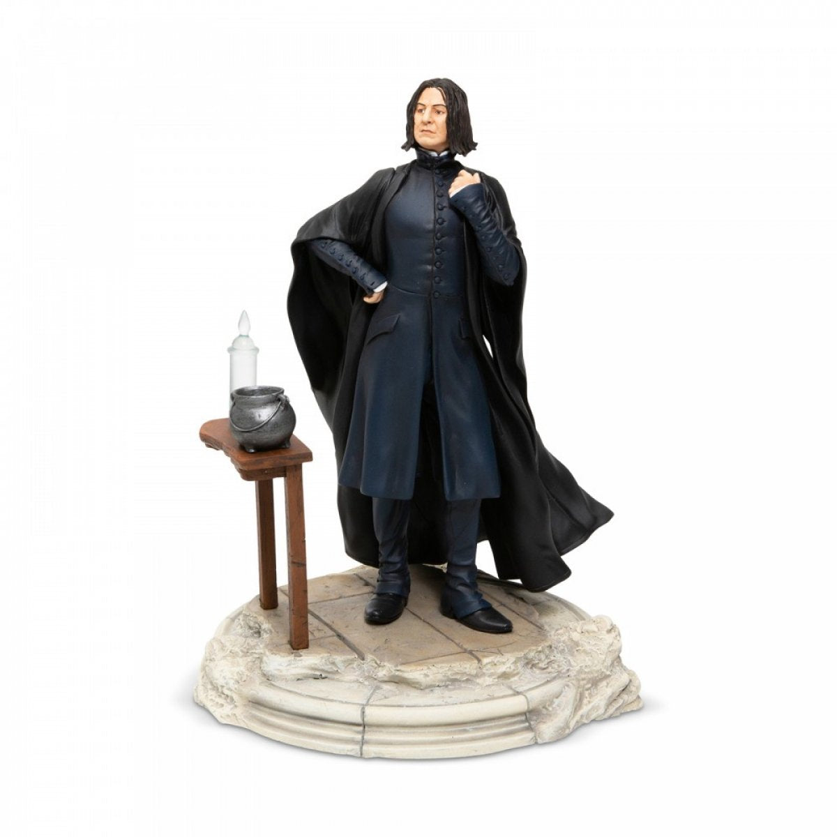 Figurine Severus Rogue Harry Potter peinte à la main, vêtu de sa cape noire, près d'un chaudron et d'une table de potions à Poudlard.