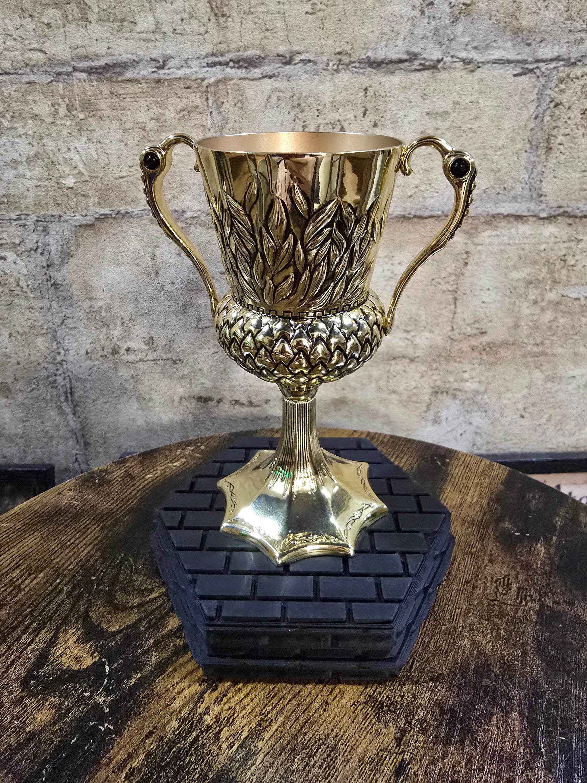 Coupe de Poufsouffle Harry Potter présentée sur un grand socle 3D motif briques