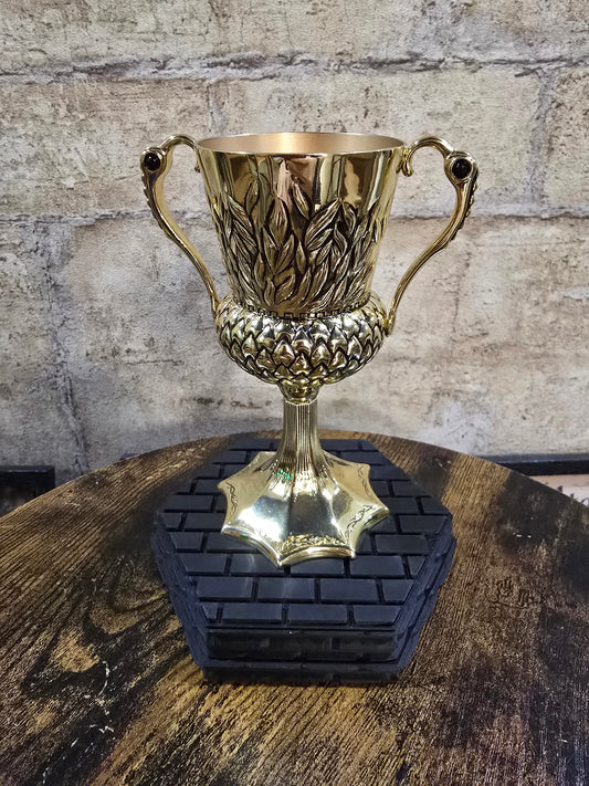 Coupe de Poufsouffle Harry Potter présentée sur un grand socle 3D motif briques