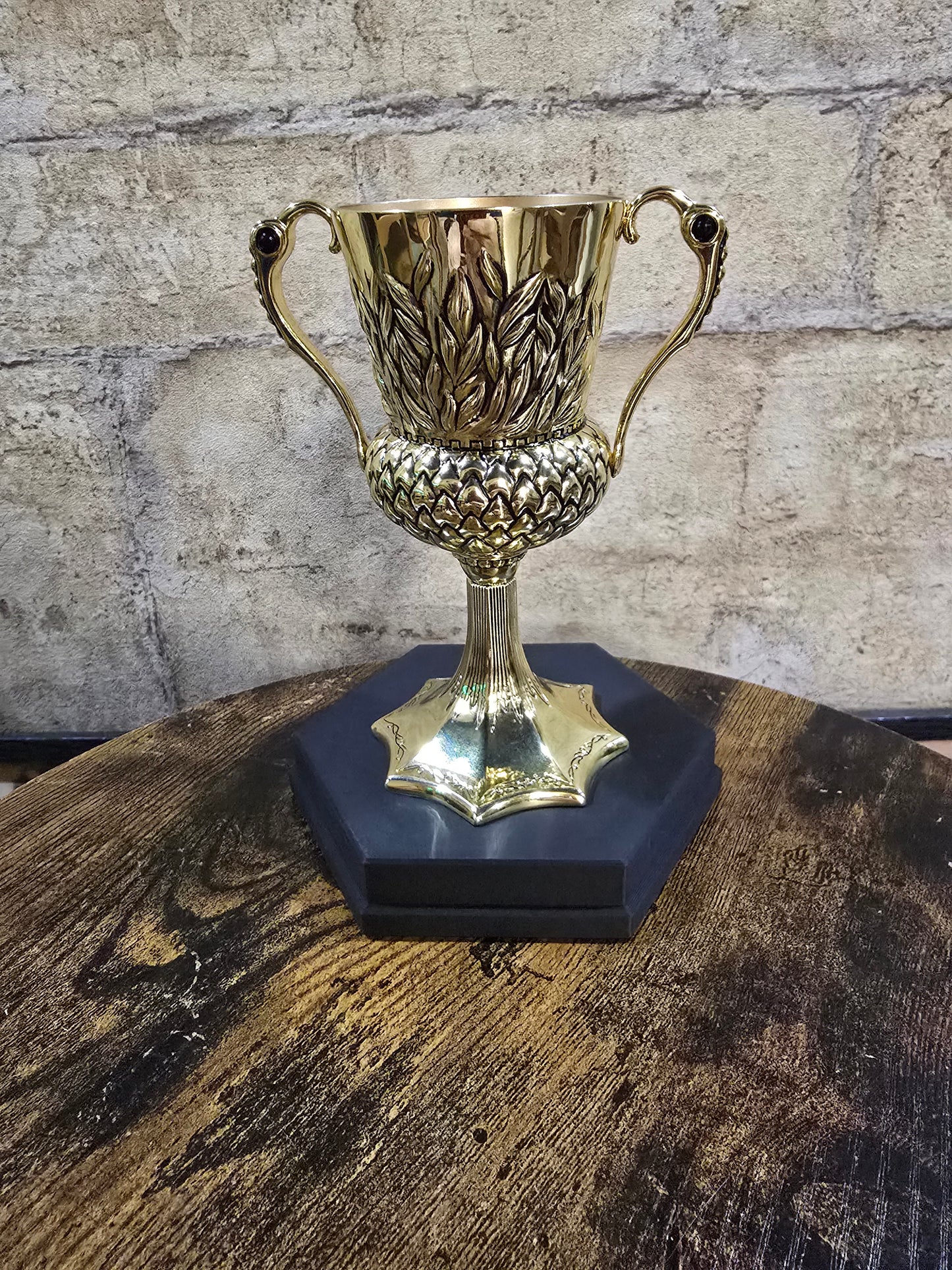 Grand socle en impression 3D présentant la Coupe de Poufsouffle Harry Potter
