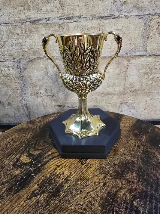 Grand socle en impression 3D présentant la Coupe de Poufsouffle Harry Potter