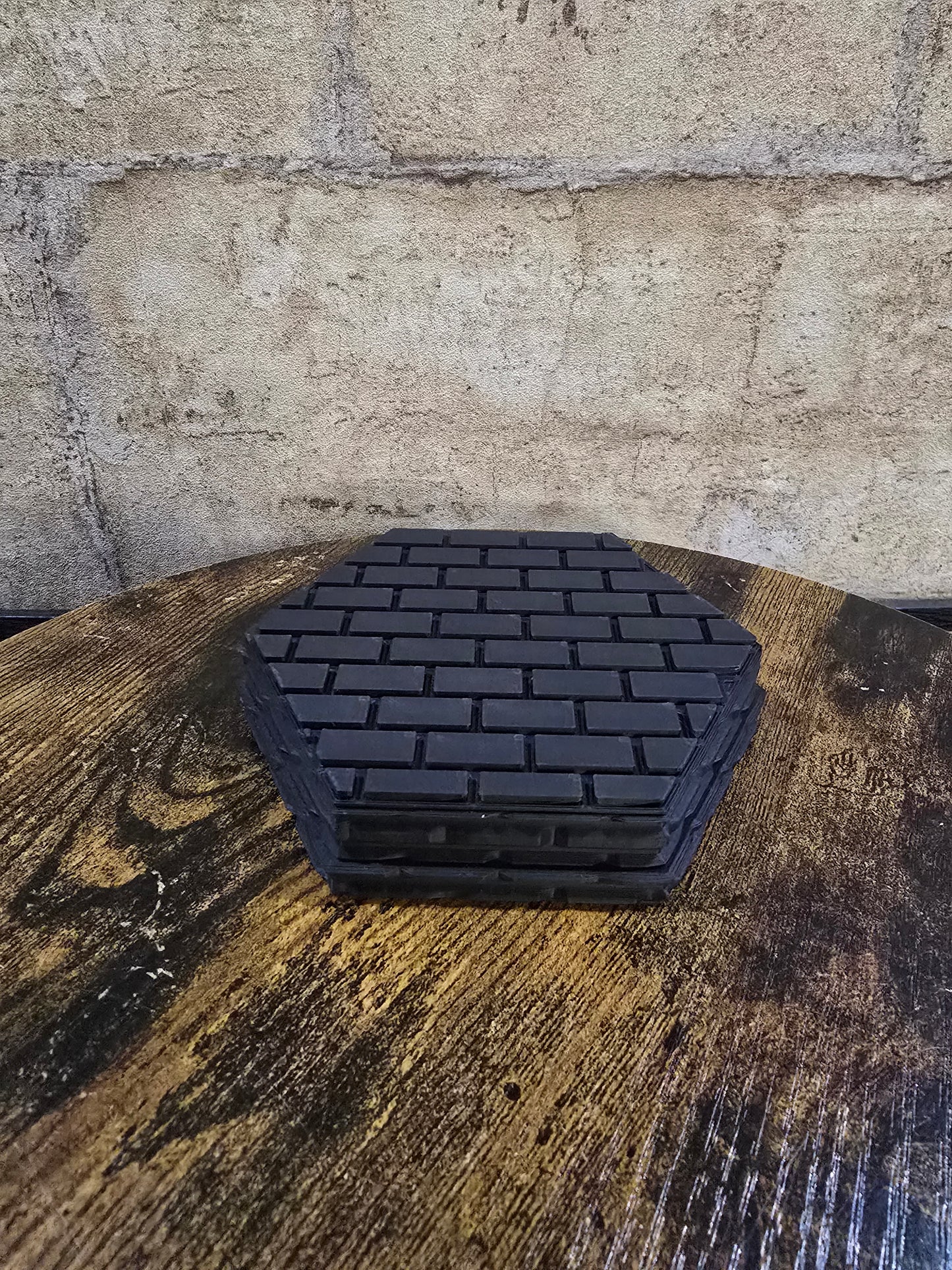 Grand socle pour collectors en impression 3D avec motif briques en relief