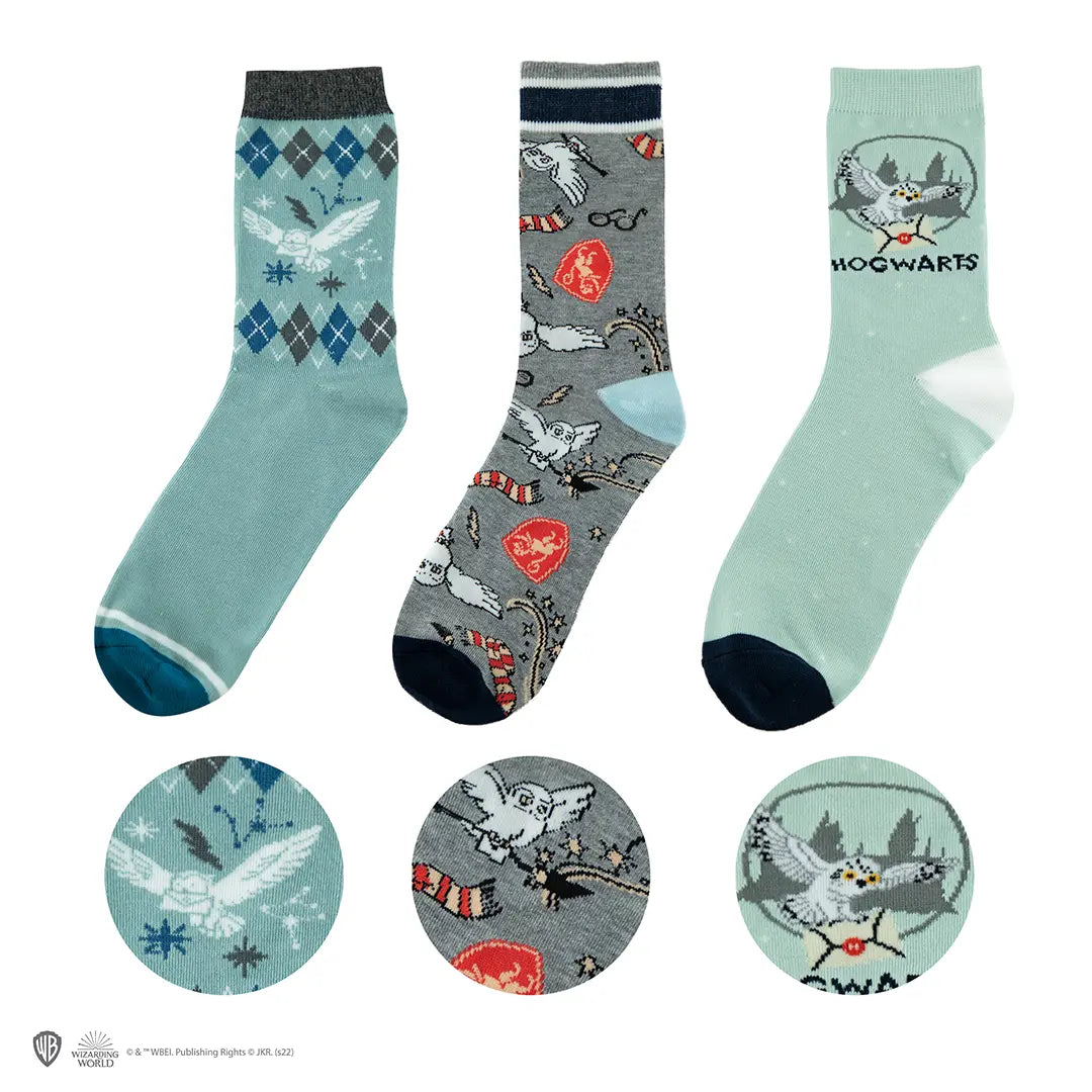Lot de 3 paires de chaussettes Hedwige Harry Potter avec motifs de la chouette, lettres de Poudlard et flocons.