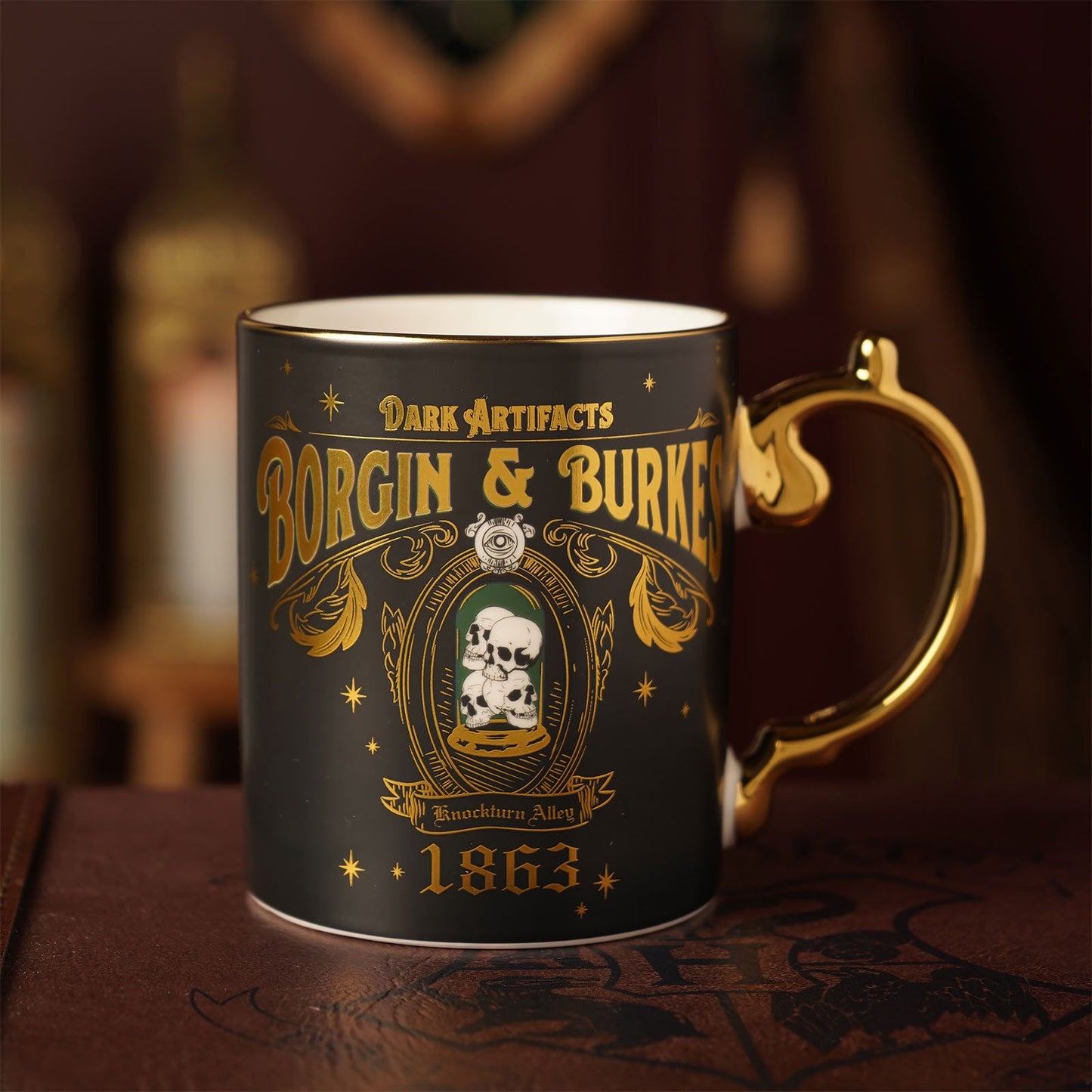 Mug Barjow et Beurk Harry Potter en céramique avec inscription Dark Artifacts et anse dorée.