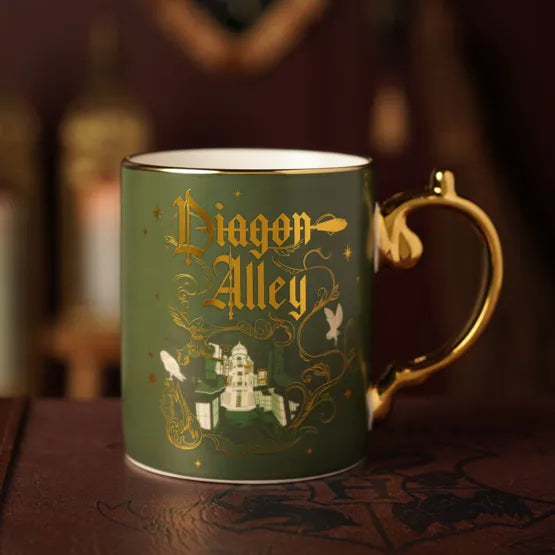 Mug Chemin de Traverse Harry Potter en céramique avec dragon doré et silhouette de château.