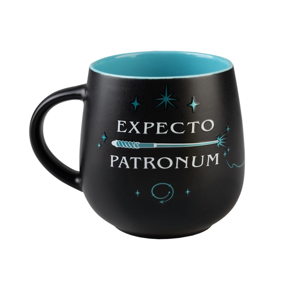 Mug Harry Potter Expecto Patronum en céramique noire, intérieur bleu turquoise, avec Patronus en forme de cerf et inscription du sortilège.