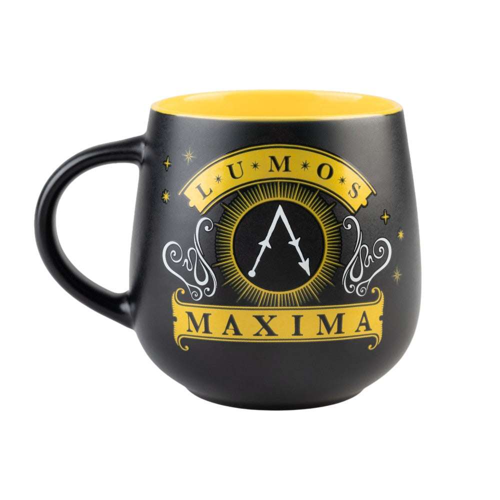 Mug Harry Potter Lumos Maxima en céramique noire, intérieur jaune, décoré d'une baguette magique, d'étoiles dorées et du célèbre sortilège.