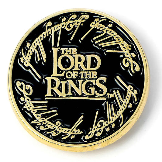 Pin’s Le Seigneur des Anneaux noir et doré avec logo officiel entouré d’inscriptions elfiques.
