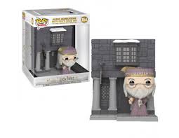 Pop! Dumbledore avec une Bièraubeurre devant La Tête de Sanglier – décor Harry Potter