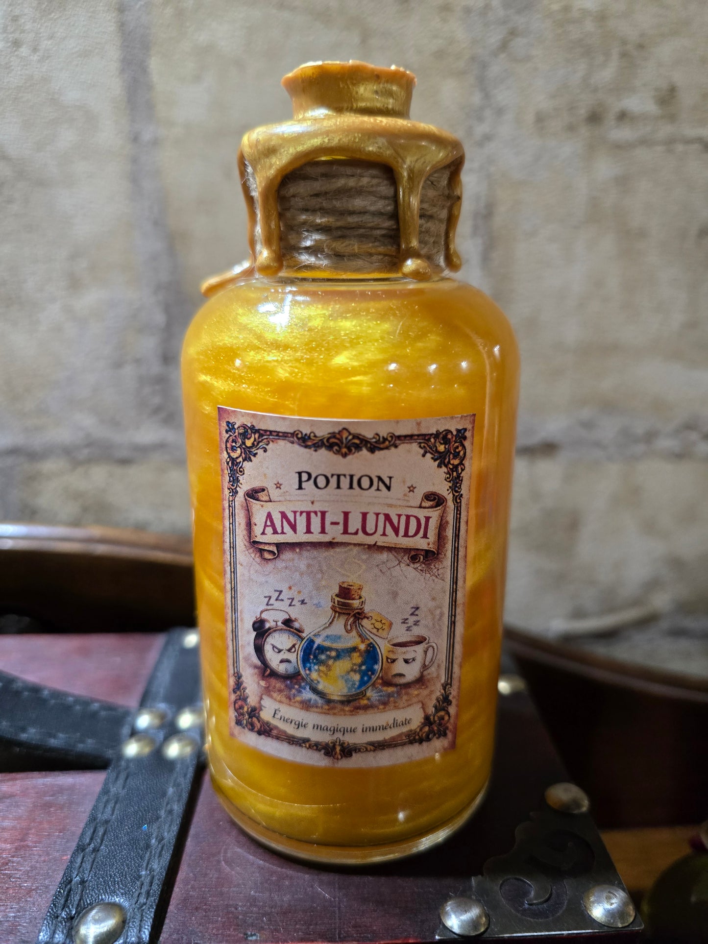 Potion Anti Lundi flacon apothicaire jaune transparent à jaune doré cire jaune Baguettes et Sortileges