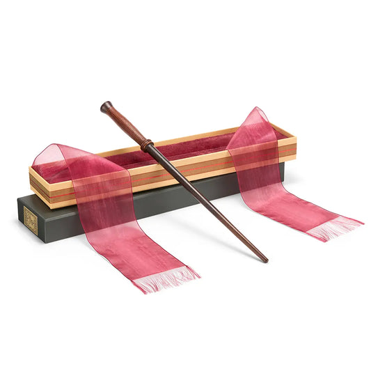 Première baguette Harry Potter Collection Ollivander présentée dans son écrin officiel effet velours.