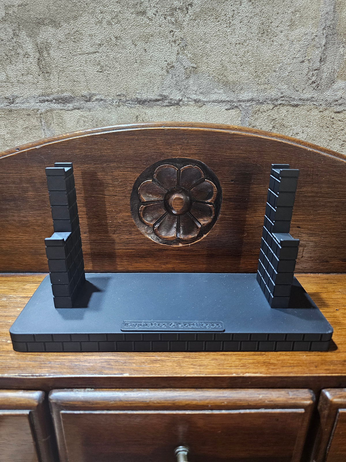 Présentoir noir pour deux baguettes Harry Potter fabriqué en impression 3D avec socle décor briques