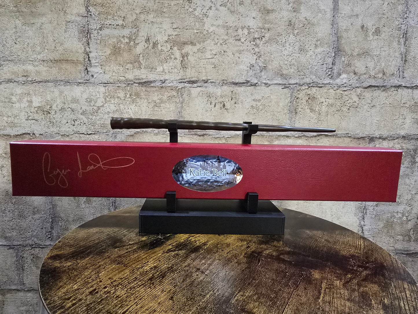 Baguette Harry Potter Collection Personnages et son coffret exposés sur un présentoir 3D