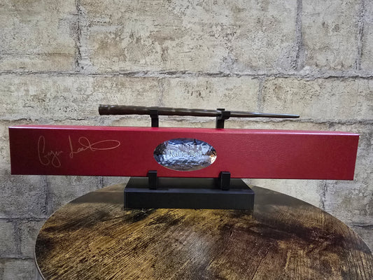 Baguette Harry Potter Collection Personnages et son coffret exposés sur un présentoir 3D