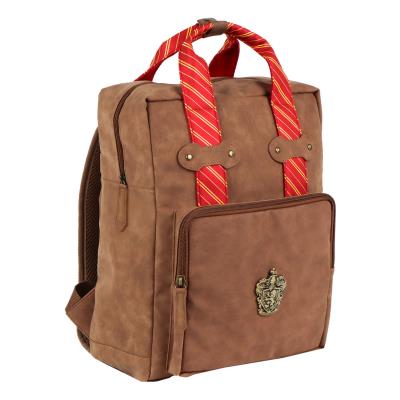 Sac à dos Gryffondor Harry Potter effet cuir marron avec écusson et poignées aux couleurs de Gryffondor.