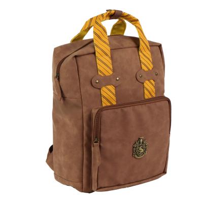 Sac à dos Poufsouffle Harry Potter effet cuir marron avec écusson et poignées aux couleurs de Poufsouffle.