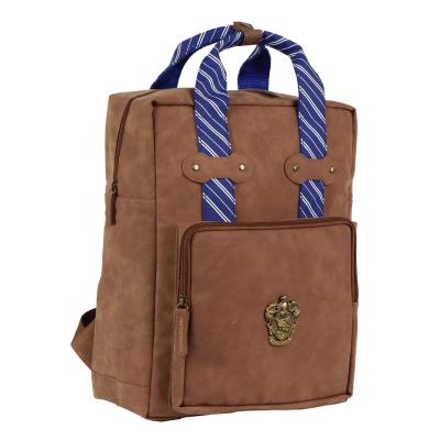 Sac à dos Serdaigle Harry Potter effet cuir marron avec écusson et poignées aux couleurs de Serdaigle.