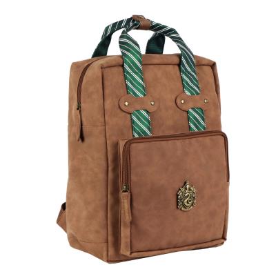 Sac à dos Serpentard Harry Potter effet cuir marron avec écusson et poignées aux couleurs de Serpentard.
