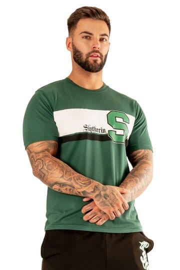 T-shirt Serpentard Harry Potter vert avec grand S et inscription Slytherin sur le devant.